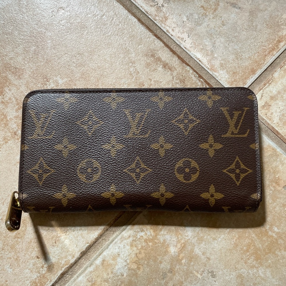 Louis Vuitton wallet in monogram with rose ballerine interior